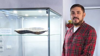 Piesa de Patrimoniu | Copaie din lemn, folosită ca sicriu de bebeluș, din expoziția dedicată Mormântului pictat de tip Hypogeu din Constanța