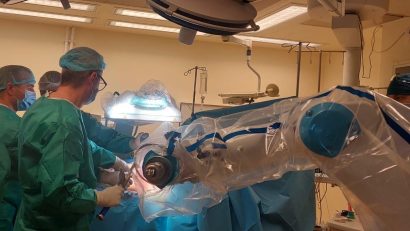 CONSTANȚA: Premieră națională la Spitalul de Urgență – protezare de șold cu ajutorul sistemului robotic ROSA