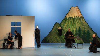 TULCEA: Premiera spectacolului „Familia Tót”, în regia lui Vlad Cristache, la Teatrul Jean Bart
