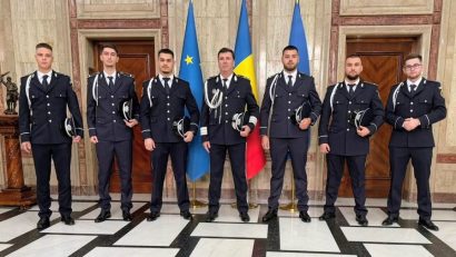 Polițiștii constănțeni care au salvat un bărbat dintr-un incendiu, premiați de ministrul de Interne Cătălin Predoiu