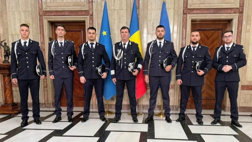 Polițiștii constănțeni care au salvat un bărbat dintr-un incendiu, premiați de ministrul de Interne Cătălin Predoiu