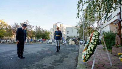 Președintele Nicușor Dan a depus o coroană de flori la fostul Club Colectiv, la 10 ani de la tragedie