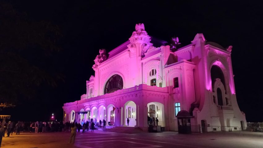 CONSTANȚA: Cazinoul iluminat în roz, simbol al speranței pentru femeile care luptă cu cancerul de sân