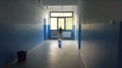 FOTO / VIDEO: Elevii de la Școala nr. 7 nu au mers la cursuri din cauza lucrărilor de reabilitare. Părinții spun că situația este alta