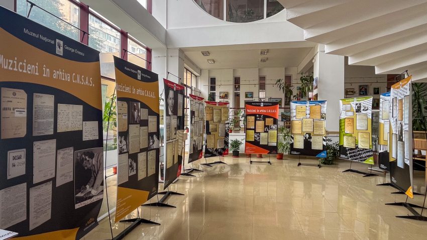 Expoziția „Muzicieni români în arhiva fostei Securități” a fost vernisată la Tulcea