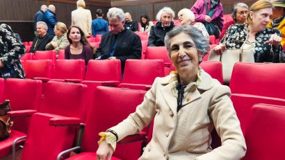Printre lacrimi de bucurie, flori și îmbrățișări, teatrologul Anaid Tavitian a primit Premiul Uniunii Armenilor din România, pe anul 2024