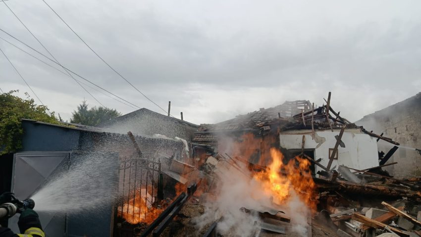 Casă cuprinsă de flăcări la MEDGIDIA