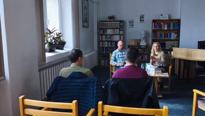 A devenit o tradiție ca în fiecare lună, elevi de la școlile și liceele din Constanța să își dea întâlnire la Biblioteca Județeană Constanța, la Clubul de Lectură