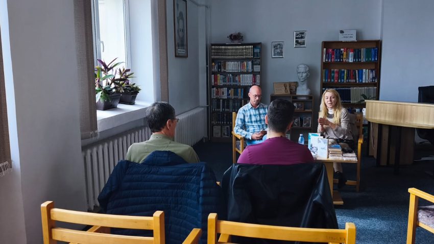 A devenit o tradiție ca în fiecare lună, elevi de la școlile și liceele din Constanța să își dea întâlnire la Biblioteca Județeană Constanța, la Clubul de Lectură