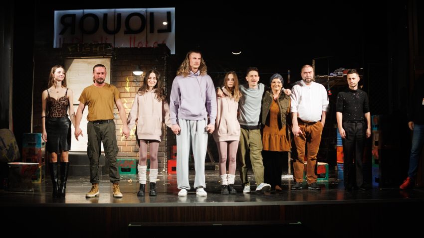 AUDIO | „Suburbia”, un spectacol tulburător pentru tineri, pe scena Teatrului „Căluțul de Mare” din Constanța