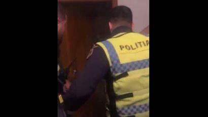 VIDEO: Un polițist a ajuns la spital după ce a intervenit și a salvat un bărbat al cărui apartament a fost cuprins de un incendiu, în această dimineață