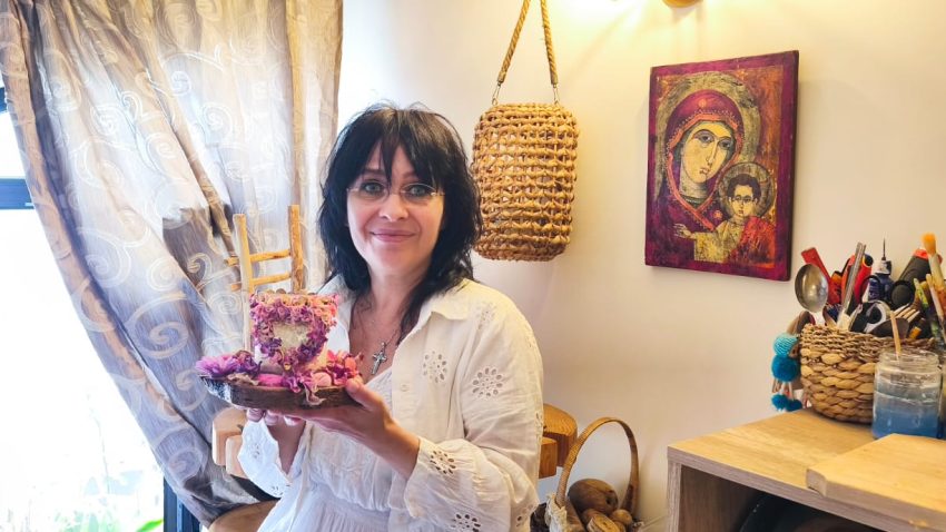 AUDIO | Actrița constănțeană Luiza Sarivan își prezintă, în premieră, la „Povești din Dobrogea”, creațiile hand-made a căror esență este însăși viața sa