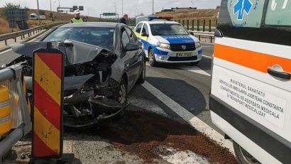 CONSTANȚA: Mașină izbită în parapet, la ieșire de pe A4. Șoferița a ajuns la spital