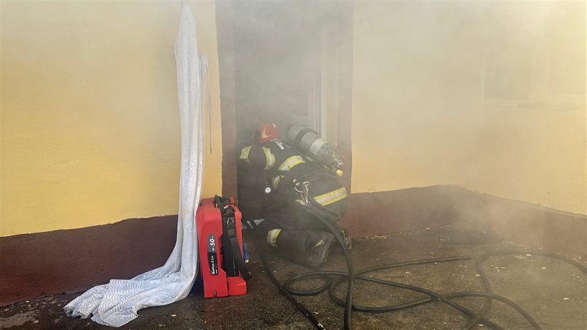 TULCEA: O casă din municipiu a luat foc