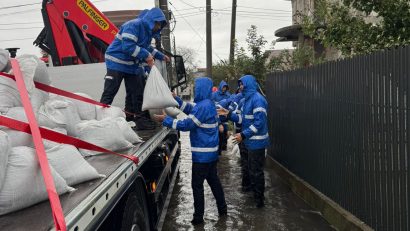 Risc de inundații pe străzile din Constanța. Jandarmii au ridicat diguri din saci cu nisip