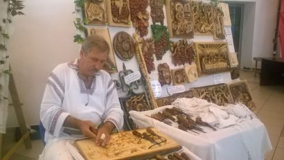AUDIO | Artistul popular George Marincu, sculptor în lemn, duce mai departe îndeletnicirile arhaice ale satului românesc