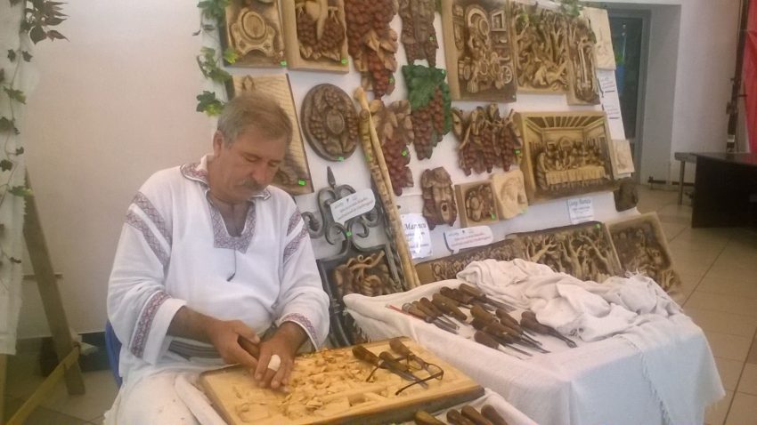 AUDIO | Artistul popular George Marincu, sculptor în lemn, duce mai departe îndeletnicirile arhaice ale satului românesc