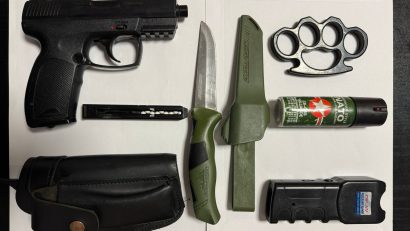 CONSTANȚA: Arme albe depistate de jandarmi asupra unui individ în zona Gării
