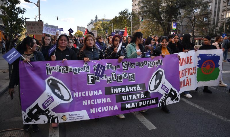 Mii de participanţi la marşul „Împreună pentru siguranţa femeilor” din Capitală