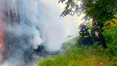 Incendiu la anvelopele unui TIR aflat în mers pe A2, în dreptul localității Valu lui Traian