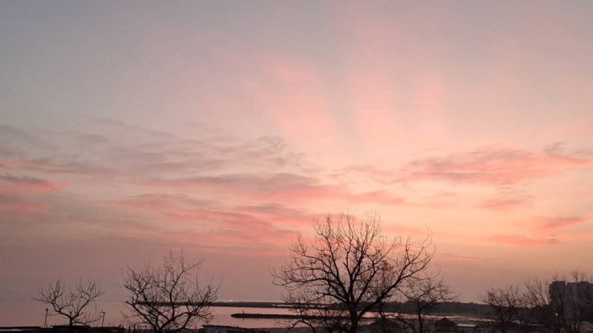 Vremea se menține caldă, în Dobrogea și pe litoral