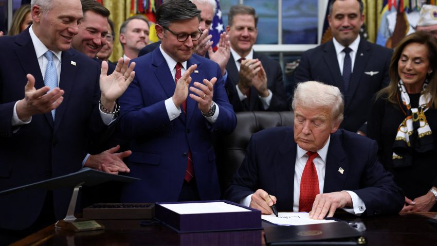 Lege de finanțare temporară semnată de Trump, pentru încheierea celui mai lung „shutdown” din istoria SUA