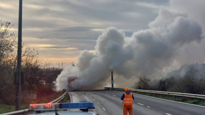 UPDATE | Autocamion în flăcări pe Autostrada A2. Traficul spre Capitală, reluat parțial