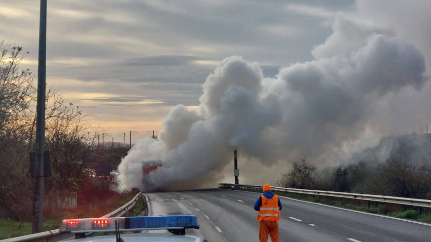 UPDATE | Autocamion în flăcări pe Autostrada A2. Traficul spre Capitală, reluat parțial