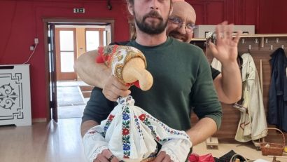 CONSTANȚA: Premieră la Teatrul „Căluțul de Mare” – „Jocuri în ograda bunicilor”