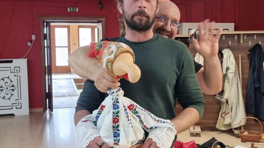 CONSTANȚA: Premieră la Teatrul „Căluțul de Mare” – „Jocuri în ograda bunicilor”