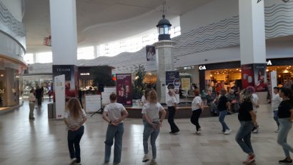 CONSTANȚA: Flashmob de dansuri grecești în incinta unui mall
