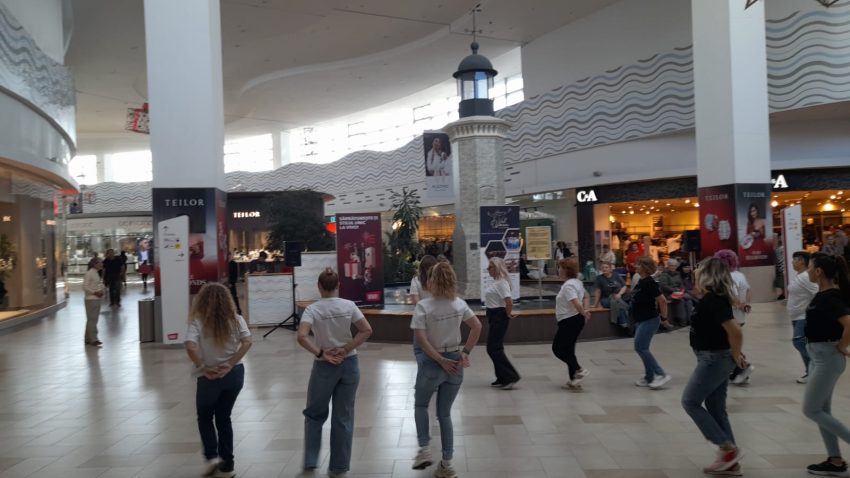 CONSTANȚA: Flashmob de dansuri grecești în incinta unui mall