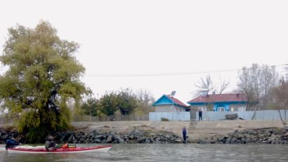 TULCEA: Expediție caritabilă cu caiacul pe canalul Sulina
