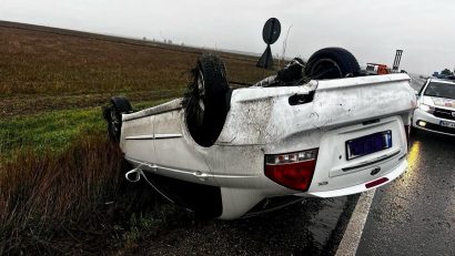 Județul TULCEA: Doi bărbați au fost răniți după ce mașina în care se aflau s-a răsturnat