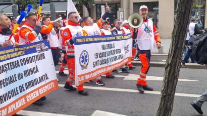 Protest al ambulanțierilor în Piața Victoriei. Au participat 20 de sindicaliști de la SAJ Constanța