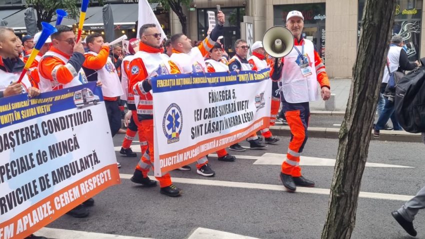 Protest al ambulanțierilor în Piața Victoriei. Au participat 20 de sindicaliști de la SAJ Constanța