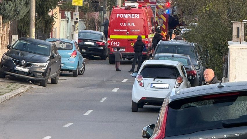 UPDATE / CONSTANȚA: O mașină a intrat într-o țeavă de gaze. La fața locului intervin pompierii