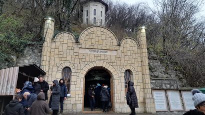 FOTO | Mii de oameni, în pelerinaj la Peștera Sfântului Apostol Andrei