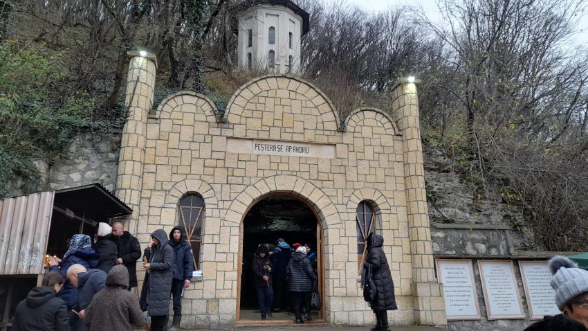 FOTO | Mii de oameni, în pelerinaj la Peștera Sfântului Apostol Andrei