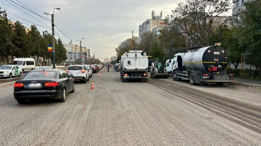 CONSTANȚA: Se asfaltează carosabilul pe strada Dezrobirii. Trafic rutier restricționat parțial