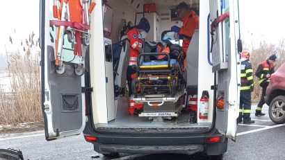 LUMINA: Accident rutier între 3 autoturisme. Două victime, inclusiv o fetiță, au ajuns la spital