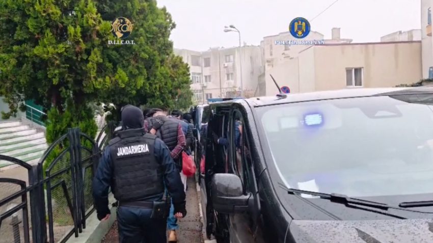 VIDEO | CONSTANȚA: 15 persoane reținute și 12 sub control judiciar, în urma perchezițiilor la membrii unei grupări infracționale