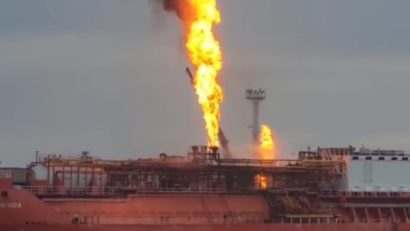 TULCEA: Populația din satul Plauru este evacuată, după ce o navă încărcată cu GPL a luat foc pe Dunăre