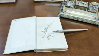 Piesa de patrimoniu | Volum semnat de Regina Maria, în colecția de aur a Bibliotecii Județene Constanța