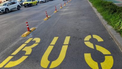 CONSTANȚA: Continuă montarea separatorilor de trafic pentru banda de transport public de călători