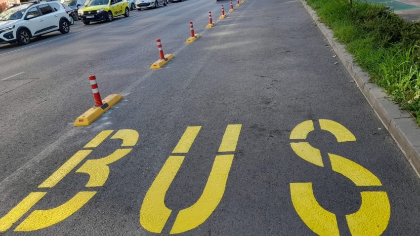 CONSTANȚA: Continuă montarea separatorilor de trafic pentru banda de transport public de călători