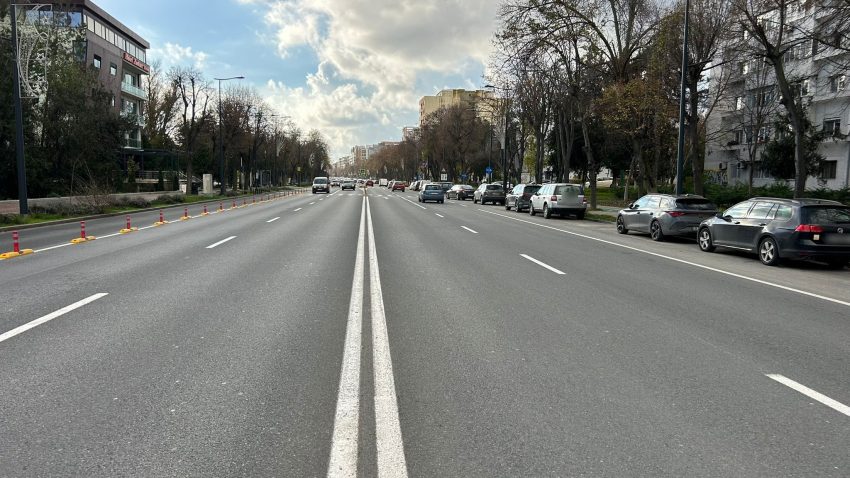 Se montează în continuare separatori de trafic pe bulevardul Alexandru Lăpușneanu