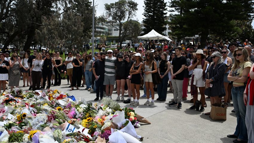 AUSTRALIA: Doliu național după atacul armat de pe plaja din Sydney, soldat cu 15 morţi