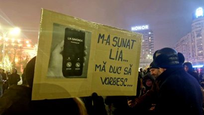 A treia seară de proteste/ Peste 1.000 de persoane în Piața Victoriei din Capitală