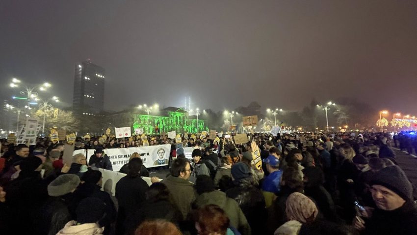 Câteva mii de persoane au protestat în Piața Victoriei din Capitală